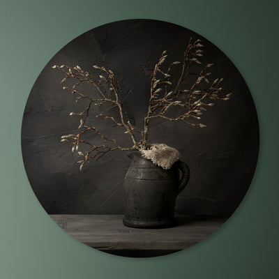 Donker stilleven met magnoliatak in grijze kruik - Mayra Fotografie