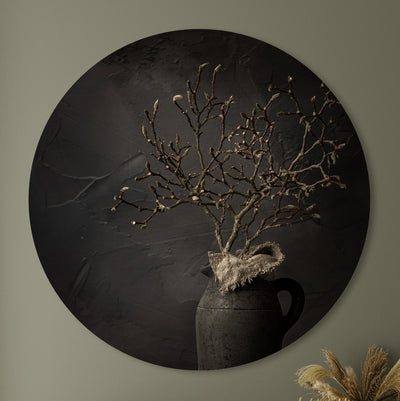 Donker stilleven met magnoliatak in kruik - Mayra Fotografie